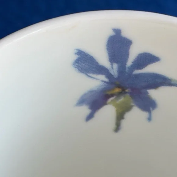Ashen Blue Iris Floral Tea Mug with Lid & Strainer Rare Find. - Picture 13 of 13